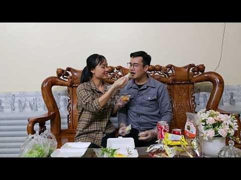 This is the first time Thu has tried this dish – CEO Huyen is by her side, watching Thu's happiness.