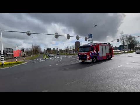 Brandweer Leeuwarden 02-6110 & 02-6171 met spoed naar voertuig te water Kollum