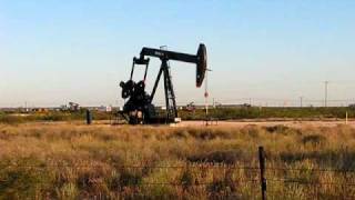 preview picture of video 'Interstate 20 Oil Well'
