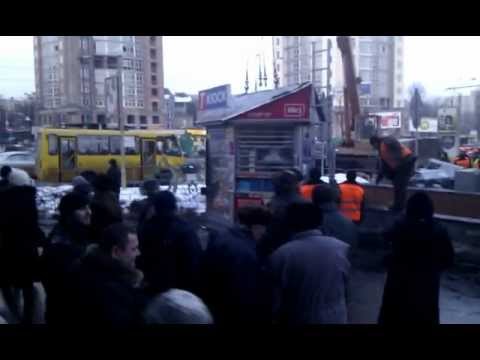 Возле метро КПИ демонтируют ларьки (видео)