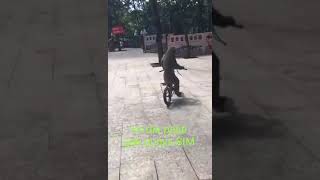 Download lagu Keasikan liat cewek cantik akhirnya tabrak poho mp3