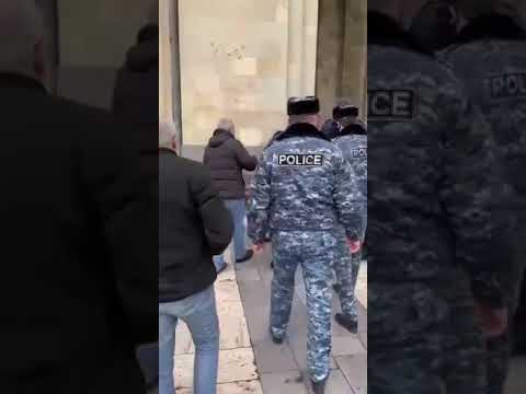 Փաշինյանին աջակցող ագրեսիվ խումբը հարձակվել է նրա հրաժարականը պահանջող ծերունու վրա