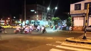 preview picture of video 'Motociclistas hacen 'piques' y acrobacias en calles de Bucaramanga'