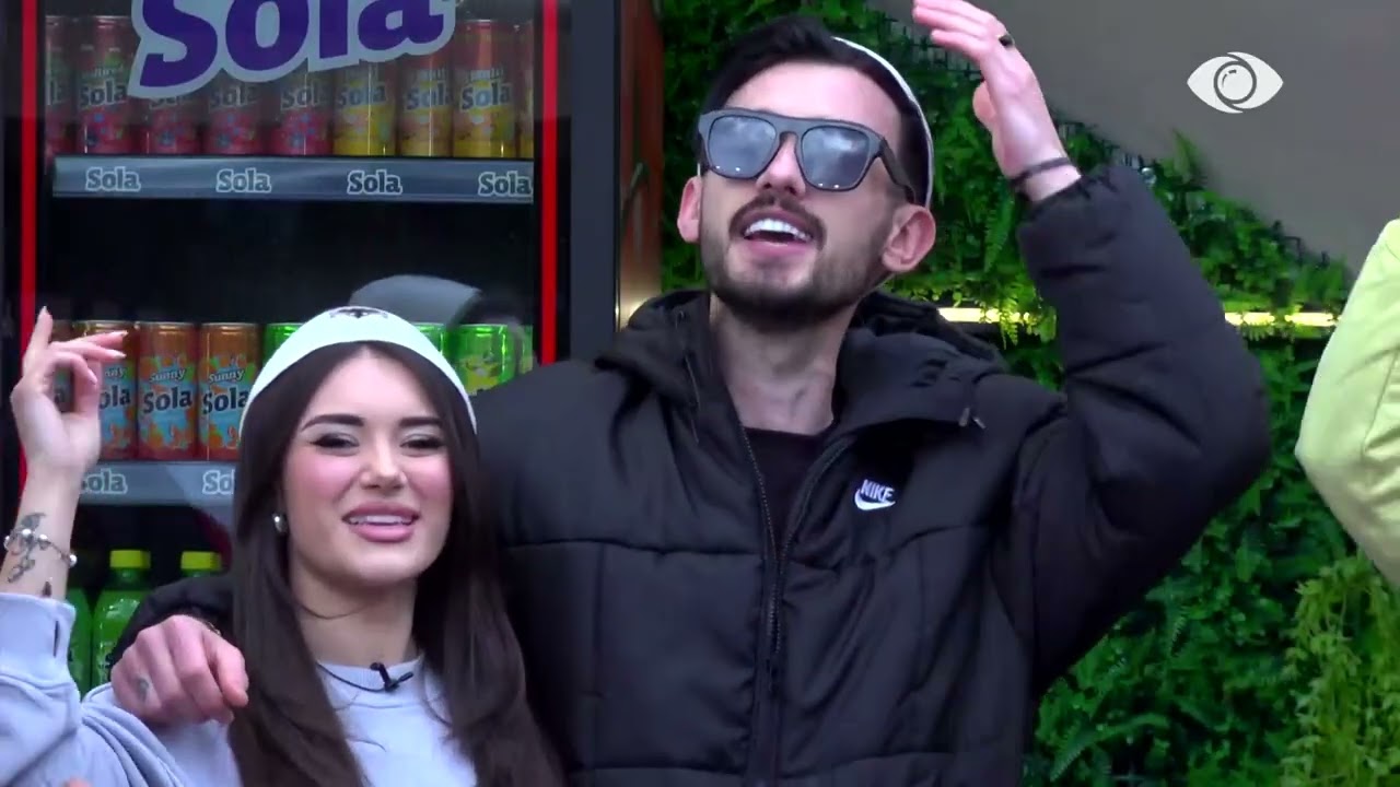 Kristi këndon këngën e tij, banorët e shoqërojnë me duartrokitje