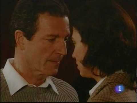 Amar en tiempos revueltos- Cristina y Salvador se besan ante la magia del teatro.flv