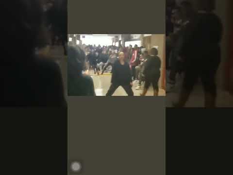 Teacher taught her class the dance moves of Thriller 💃