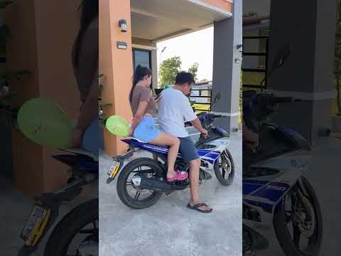 오토바이에서 갑자기 구린 소리가 날 때... 🏍️💨 #쇼츠 #오토바이 #바이크 #커플 #유머 #장난 #웃긴영상 #현실커플