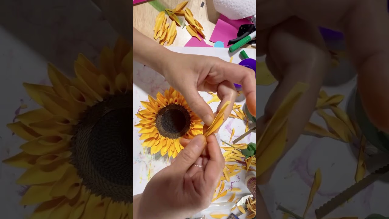 Make a semi-realistic sunflower with me 🌻Paper sunflower template available dwblooms.com/workshops