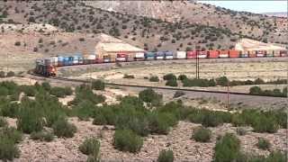 preview picture of video 'BNSF-Stacktrains east of Grants New Mexico'