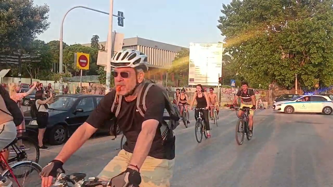 Auf den Straßen von Thessaloniki tauchten nackte Radfahrer auf