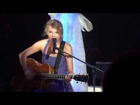 Taylor Swift singing Fall Out Boy(Sugar Were Going Down) in Rosemont, IL