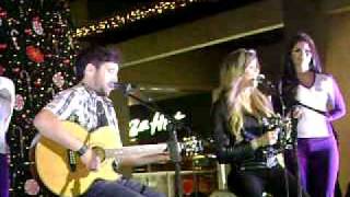 Ana Carina y Diego Dibós juntos cantando "Santa Claus llegó a la Ciudad"