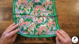Plier son mouchoir de poche - Fold his pocket square.