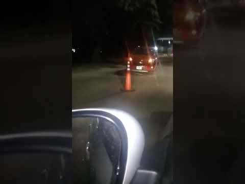 Un auto chocó contra el muro del peaje en el Aeropuerto Benjamín Matienzo