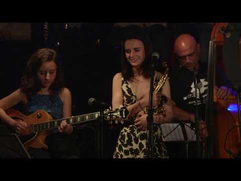 2018 afro blue JOAN CHAMORRO PRESENTA CARLA MOTIS ( & ANDREA MOTIS )