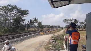 preview picture of video 'CC 206 13 71 JNG Menghela Ka 51 Taksaka Pagi Berjalan Langsung Di Stasiun Kebasen.'