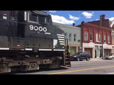 NS Street Runner Train Stops In The Middle Of A Busy Intersection! Traffic Nightmare! Video