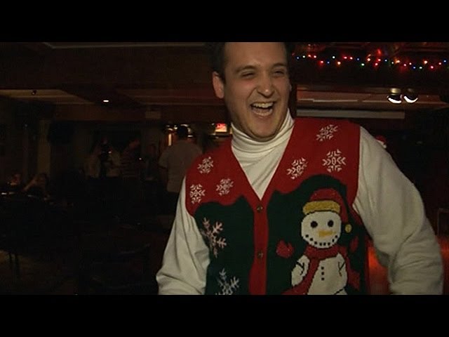 Vídeo relacionado con OFF THE RACK Suéter Feo de Navidad con luz LED Unisex para Hombres y Mujeres, Shake Off de la Temporada, L
