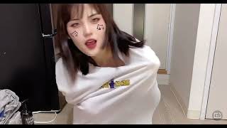 【TikTok】足をシャツの中にいれてみた