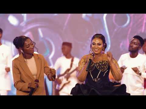 Bella Kombo Ft Mira Mbepera - Dakika Moja Remix (Live Video)