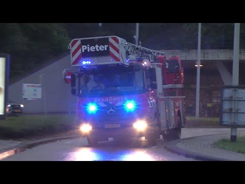 PRIO 1 Brandweer Amsterdam Kazerne Pieter onderweg naar een Afhijsing - ASP 13-2631 ALP 13-2651