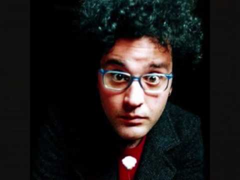 simone cristicchi-menomale che c'e carla bruni.