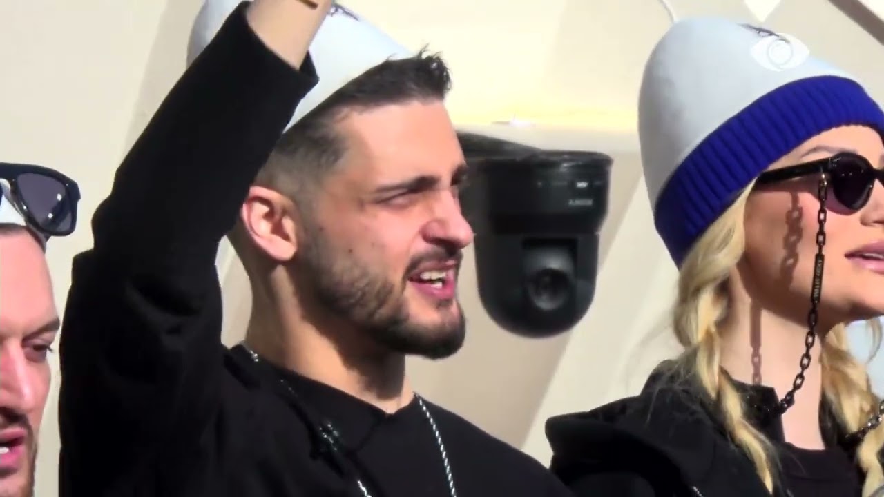 Vijon atmosfera në shtëpi, Banorët këndojnë njëzëri