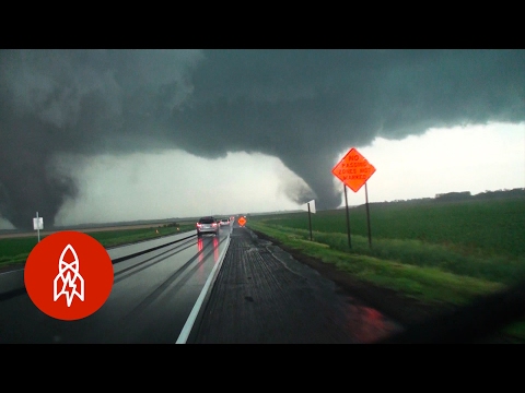 ストームジャンキーと竜巻を追う (Chasing Tornadoes with a Storm Junkie)