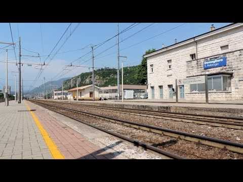 Doppia trazione di E405 transita a Domegliara con un merci