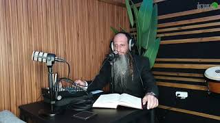 מדברים מרבי נחמן מברסלב   משה רבנו   לבוש המלכות (הרב מאור קריו) - התמונה מוצגת ישירות מתוך אתר האינטרנט יוטיוב. זכויות היוצרים בתמונה שייכות ליוצרה. קישור קרדיט למקור התוכן נמצא בתוך דף הסרטון