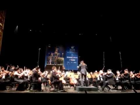 Maestrina Cibelle Donza regendo Orquestra em Belém