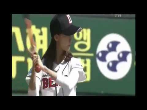 [100328] SNSD (소녀시대) Taeyeon YoonA Seohyun - Baseball Game Opening