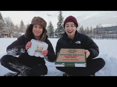 雪の中でビールを飲み、ピザを食べる (Drinking Beer and Eating Pizza in the Snow)
