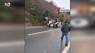 Heyelan Kara Yolunu Kapattı, Otomobilde Maddi Hasar Meydana Geldi