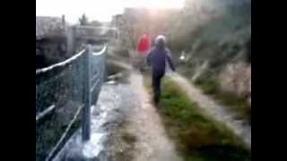 vaixant de la font del gat una noia es fot de cap