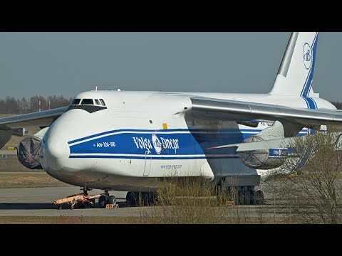 Attraction at Leipzig Airport: Russian Antonovs stuck