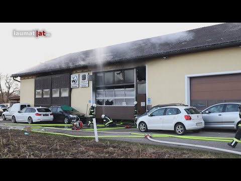 Drei Feuerwehren bei größerem Brand einer KFZ-Werkstätte in Sattledt im Einsatz