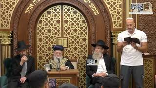 מרגש: לאחר 11 שנה של לימוד שבועי, יניב סיים מסכת לפני מנהיג הדור מרן הרב יצחק יוסף שליט"א | צפו (מורשת מרן) - התמונה מוצגת ישירות מתוך אתר האינטרנט יוטיוב. זכויות היוצרים בתמונה שייכות ליוצרה. קישור קרדיט למקור התוכן נמצא בתוך דף הסרטון