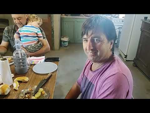 641- Adrián Maggi en Arias (Córdoba) comiendo bifes a la criolla con Tato y otros amigos.