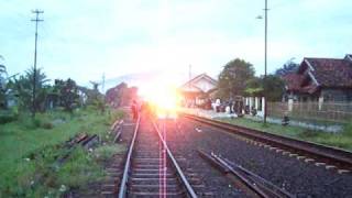 preview picture of video 'Train Railway : Mutiara Selatan Passing Leles'