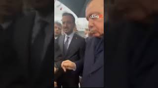 Erdoğandan para dağıtırken eline uzanan kişiy