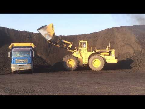Old Caterpillar 992B Wheel Loader Loading Coal On Trucks