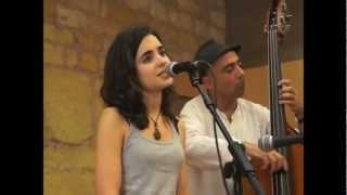 COMES LOVE    ANDREA MOTIS  JOAN CHAMORRO CARLA MOTIS
