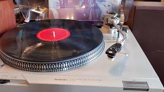 Video thumbnail for Vintage Technics SL-D2 Direct Drive Turntable w curved tonearm. Demo. by Dale's Vintage Audio
