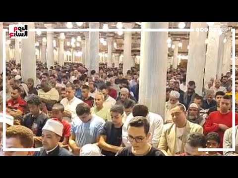 الجامع مليان على آخره .. المصلون يملأون مسجد عمرو بن العاص