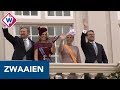 Zwaaien naar de koning en koningin; dit is de balkonscéne - OMROEP WEST