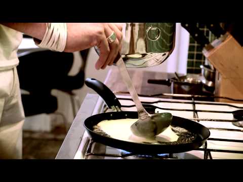 Frederik Zäll lagar pannkakor i The Smart Show