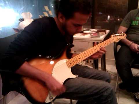 weka @ floyd music store testing Line 6 Variax 600 Modeling Guitar