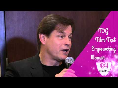 邁克爾-帕爾彰顯女性力量 (Michael Pare Rocks Woman Power)