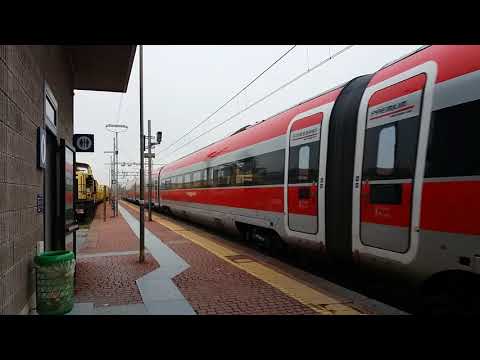 Vicino al Frecciarossa 1000 Roma Termini - Venezia S. Lucia in transito a bassa velocità